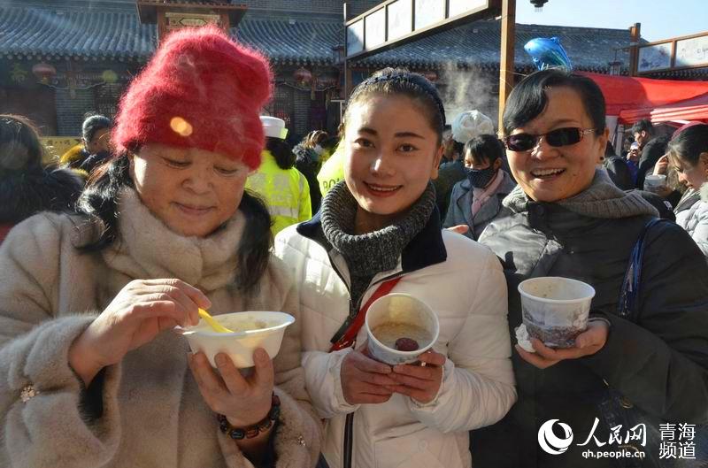 網絡媒體走轉改：古城萬人慶臘八 粥香暖心迎新年【4】