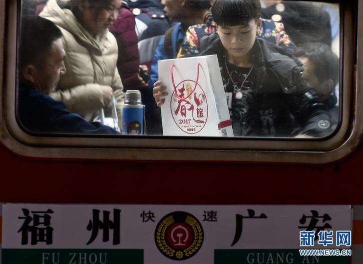 (關(guān)注春運)(5)回家!回家!——K4186次外來務(wù)工人員專列全景直擊