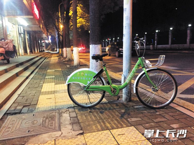 紫薇路附近，一輛使用完的共享單車停在盲道上。長沙晚報(bào)記者 朱炎皇 實(shí)習(xí)生 肖麗兵 攝影報(bào)道