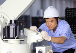中國夢(mèng)·大國工匠篇:機(jī)電神醫(yī)劉源：匠人之心 傳藝育人