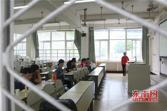 招聘考試評(píng)委由專業(yè)教授、博士、家長等7人組成.jpg