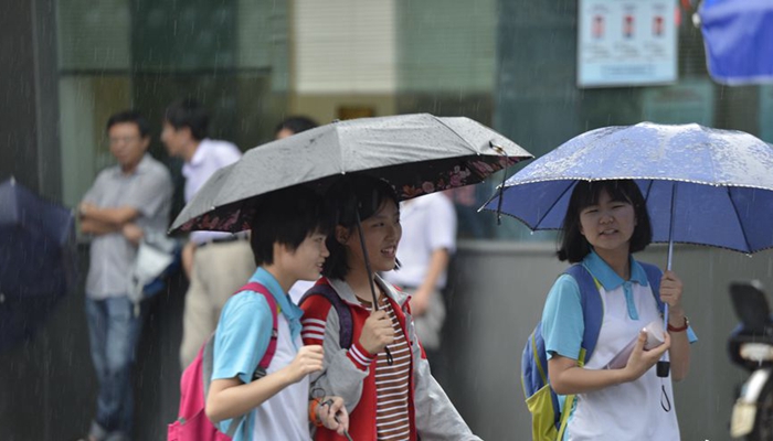中考6月22日開考 福州考點為考生提供防雨用具等服務