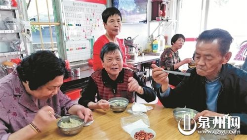 老人歡聚一堂，共享免費午餐。