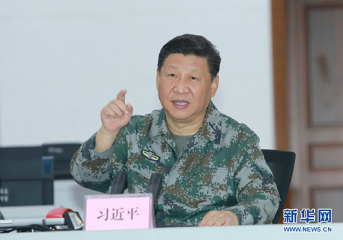 10月25日上午，中共中央總書記、國家主席、中央軍委主席習(xí)近平到南部戰(zhàn)區(qū)視察調(diào)研。這是習(xí)近平視察指揮大廳，實地了解戰(zhàn)區(qū)聯(lián)合作戰(zhàn)指揮體系構(gòu)建運(yùn)行情況，勉勵戰(zhàn)區(qū)發(fā)揚(yáng)改革創(chuàng)新精神，持續(xù)深化實踐探索，加快把指揮能力搞過硬。 新華社記者李剛攝