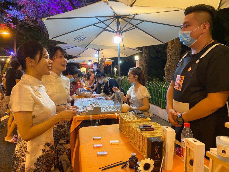 （頭條）福州農(nóng)商銀行旗袍支行員工走進(jìn)夜市了解攤主金融服務(wù)需求。.jpg