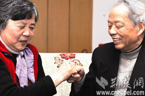 楚天金報訊 “50年了，我終于牽起了你的手?！?記者劉蔚丹攝) 遲來的愛同樣芬芳