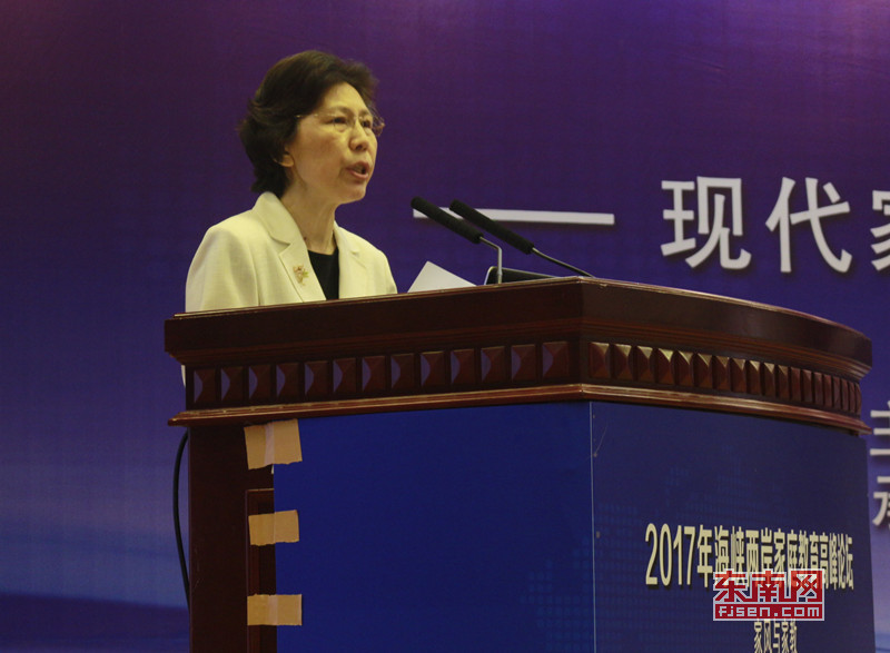 2、全國人大法律委委員,中國家庭教育學(xué)會常務(wù)副會長,全國婦聯(lián)原副主席、書記處書記趙東花出席論壇并致辭.jpg