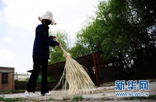 5月17日，中國鋁業(yè)青海分公司職工羅靜源在公司內(nèi)清掃垃圾。新華社記者張宏祥攝