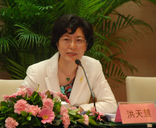 全國(guó)婦聯(lián)副主席、書記處書記洪天慧