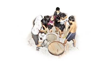 小孩墜井大喊救命？ 抽干井水里面沒人