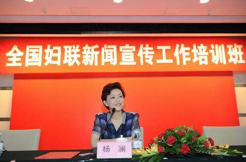 陽光媒體集團主席、資深節(jié)目主持人楊瀾在培訓班上講課