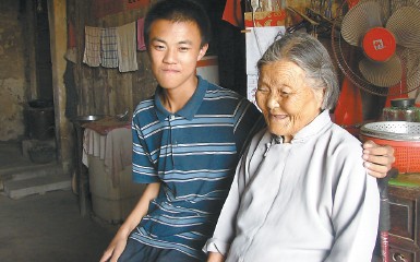 胡勝平對(duì)奶奶很依戀。