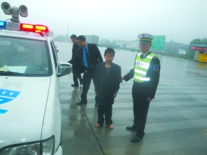 　高速公路執(zhí)法人員把劉華帶往服務(wù)站休息。