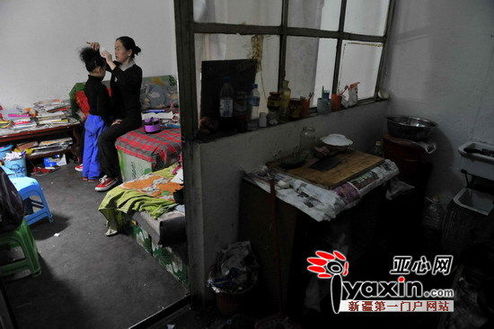  10月27日，一間不足12平方米的小屋被隔成兩個(gè)小間，一個(gè)是廚房一個(gè)是臥室。放學(xué)回家后媽媽就要給她化妝，做好演出前的準(zhǔn)備。亞心網(wǎng)記者 李遠(yuǎn)新 攝