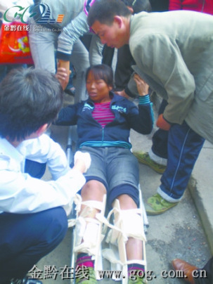 司機(jī)撞傷女子欲開溜目擊群眾將其團(tuán)團(tuán)圍住(圖)