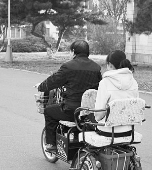 穿梭于吉大校園內(nèi)的紅色三輪車(chē)很是惹眼。
