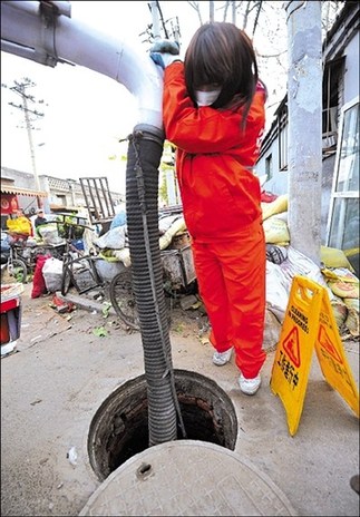 退役女兵自愿當(dāng)抽糞工稱職業(yè)沒(méi)有貴賤之別(圖)