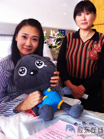 女孩以身?yè)踯?chē)救人被撞稱(chēng)一條腿換一條命值得（圖）