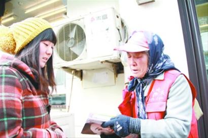 　昨日，鐘蕊捧著一摞雜志送給大娘，安慰她說：“別難過了，雜志找到了！是派出所的民警幫你找到的，讓我?guī)兔λ瓦^來。別因?yàn)檫@事兒傷了身體。 ” 記者 李書揚(yáng) 攝