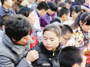 感恩班會(huì)上，兩人像母女一樣交流。張春江 攝