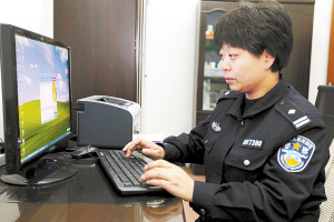 安排好了孩子，馮警官又上網(wǎng)了解情況。