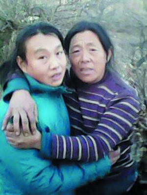 　　見面后，李桂芳和女兒緊緊相擁。圖片由李桂芳家人提供