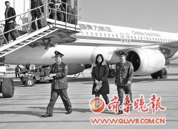 21日上午，一名偷渡者(中)回國自首?！∮浾?熊戈措 攝