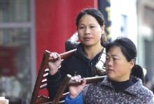 擦鞋女收集剩飯菜送給流浪漢吃稱(chēng)應(yīng)該互相幫助