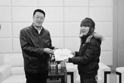 　沈陽團市委書記邢鵬為楊艷艷頒發(fā)了沈陽市“優(yōu)秀共青團員”榮譽證書“及1萬元助學基金。