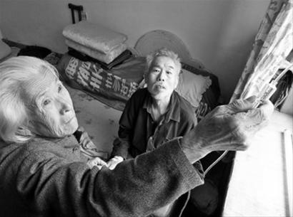 　　李功捷在家里打著點(diǎn)滴，已經(jīng)80歲的母親李淑芳說，就算是到了100歲也要照顧好這個(gè)兒子。 記者 王迪 攝