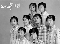 1979年10月，這一次，變化悄悄顯現(xiàn)，有人燙起了新潮的發(fā)型，梳起了卷卷的劉海。