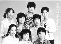 　1984年10月1日，不知是不是短發(fā)流行，女孩們形象大變，8個(gè)人中有6個(gè)剪短了頭發(fā)。