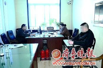 警方訊問(wèn)犯罪嫌疑人。