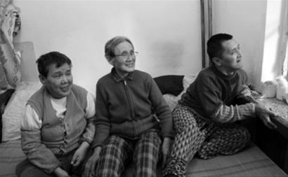 　吳淑貞老人(中)和兒子古金成(右)、女兒古敏在一起，她說：“媽活著有一口氣，就不能放棄你們！ ” 記者 孫振芳 攝
