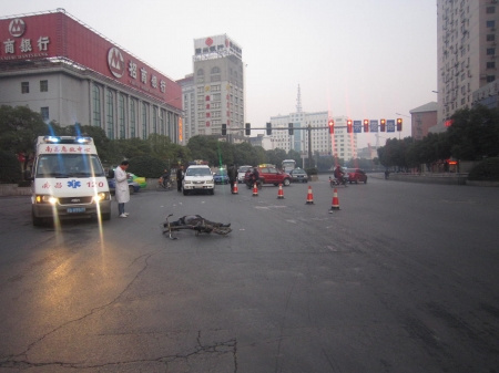 的姐加速超車(chē)撞死人逃逸委托記者說(shuō)“對(duì)不起”