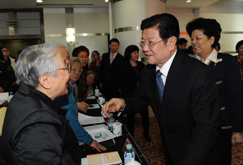 王兆國、陳至立與出席會議的全國婦聯(lián)老領導親切交談。記者徐建軍攝