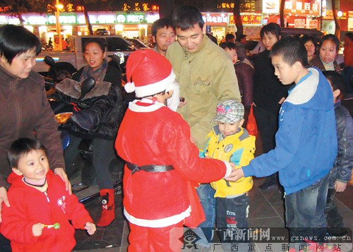 小嘉璐正在街上派送禮物。 記者 趙敏攝