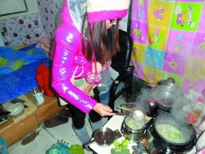 丁根秀在租住地為男友弄飯。