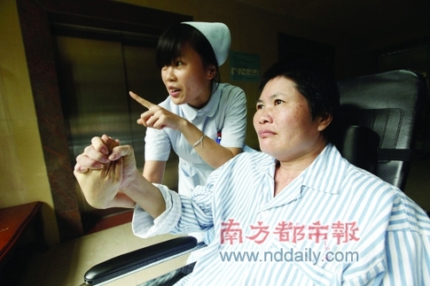 妻子車(chē)禍后昏迷 丈夫病床說(shuō)話(huà)按摩唱歌喚醒妻子