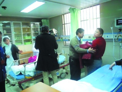 到了醫(yī)院，兩位司機還緊緊抱著男嬰