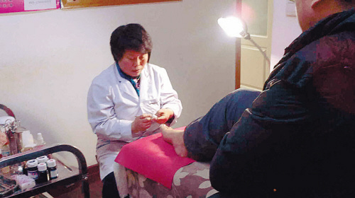 李子娟給空巢老人免費(fèi)修腳，一干就是11年