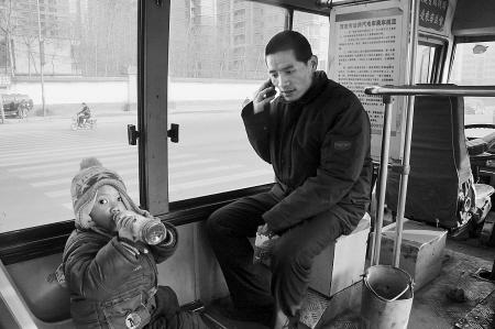 3歲男童持兩毛錢獨自坐公交網友發(fā)微博幫其回家