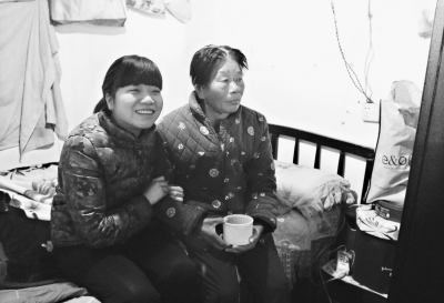 將滿18歲的成妮一直沒(méi)有戶口，現(xiàn)與身患老年癡呆的姑媽相依為命。記者劉斌 攝 