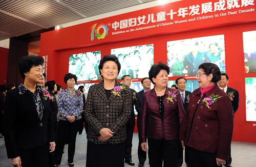  3月6日，中共中央政治局委員、國(guó)務(wù)委員劉延?xùn)|在北京出席“中國(guó)婦女兒童十年發(fā)展成就展”開(kāi)幕式并參觀(guān)展覽。新華社記者 謝環(huán)馳 攝 