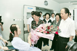 圖為7月3日，陳至立看望最美女教師張麗莉。(謝景剛/攝)
