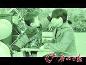 學(xué)生拍的視頻中，濤濤為媽媽擦汗。