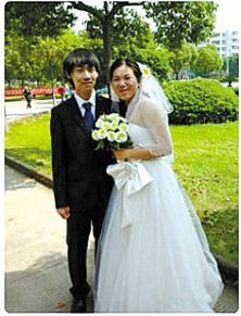 寧波大學(xué)科技學(xué)院兩同學(xué)畢業(yè)證結(jié)婚證一起領(lǐng)。 圖片來源：寧波日?qǐng)?bào)