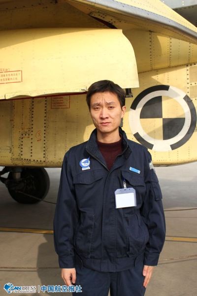 中國(guó)“航母style”第一人，中航工業(yè)試飛中心飛行部機(jī)務(wù)二大隊(duì)黨支部副書(shū)記兼副大隊(duì)長(zhǎng)沈意。