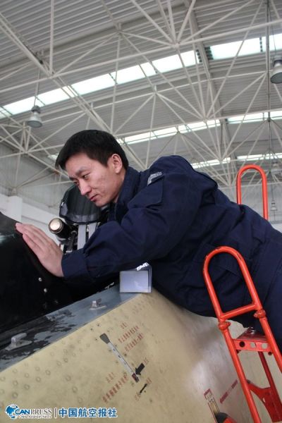 中國“航母style”第一人，中航工業(yè)試飛中心飛行部機(jī)務(wù)二大隊黨支部副書記兼副大隊長沈意。