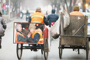 　■三輪車后邊的這幅照片感動(dòng)了眾多網(wǎng)友，這對(duì)環(huán)衛(wèi)工老兩口已經(jīng)相伴走過了50年。 　